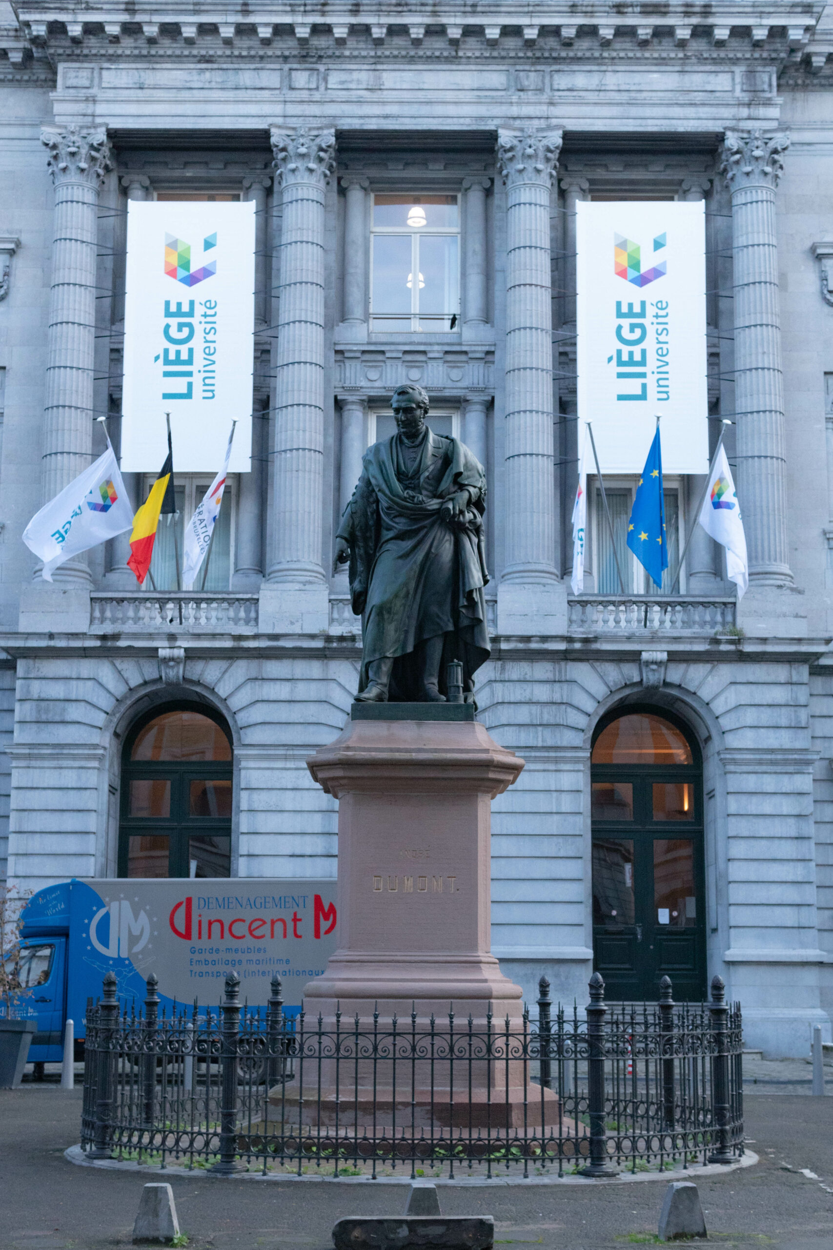 Monumenbt Dumont, Facade